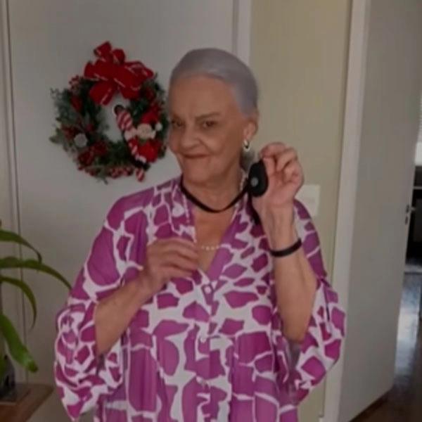 Dona Sonia dando uma entrevista.