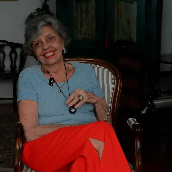 Maria Luiza Marques dando uma entrevista.