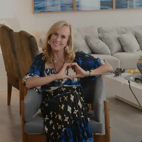 Helô Pinheiro dando uma entrevista.