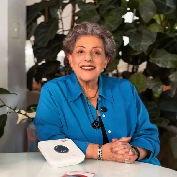 Senhora Leda dando uma entrevista.