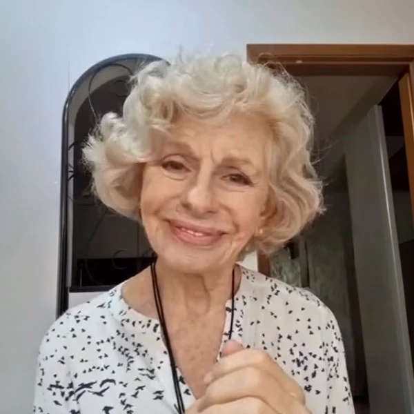 Senhora Lilian dando uma entrevista.