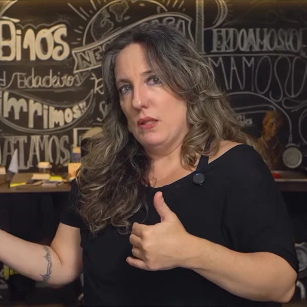 Gisele de Souza dando uma entrevista.
