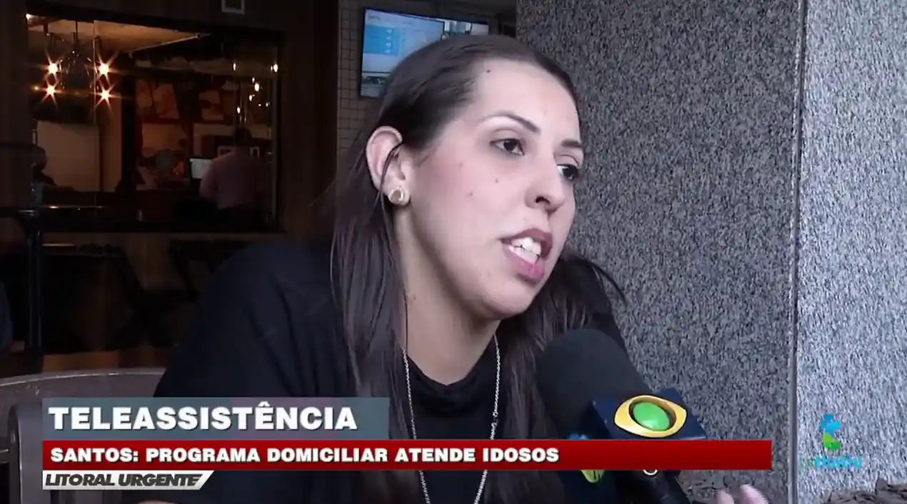 Uma mulher dando uma entrevista.