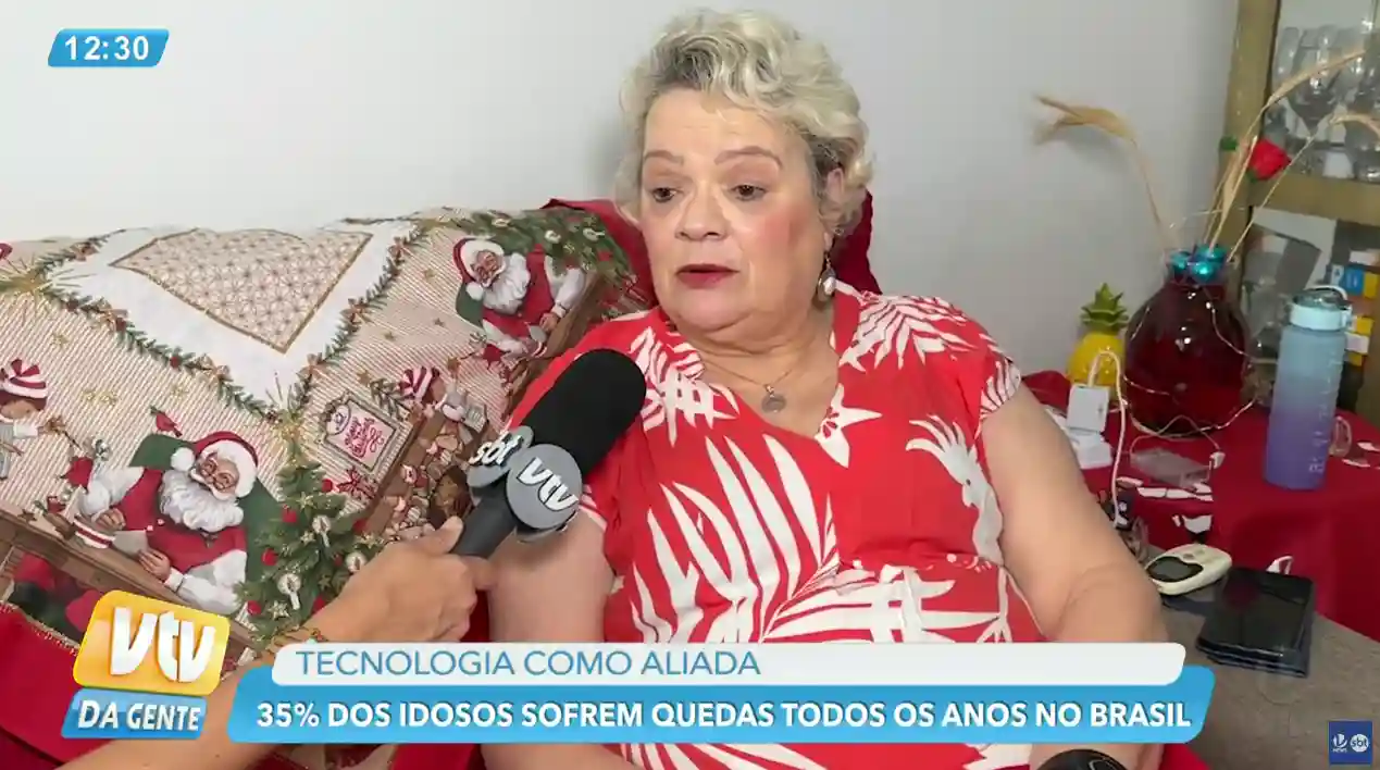 Uma senhora dando uma entrevista.